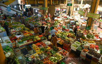 Hai khu chợ nổi tiếng ở Hà Nội vắng bóng người mua, nhiều ki-ốt đóng cửa