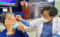 Đoàn bác sĩ Bệnh viện Chợ Rẫy hỗ trợ khám, chữa bệnh miễn phí cho bà con nghèo miền biển Quảng Ngãi
