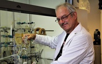 Nhà khoa học đoạt giải Nobel giảng bài về Hóa học Click tại TP.HCM