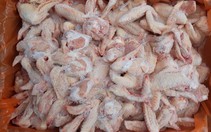 Giá gà vịt trong nước chạm đáy, gà đông lạnh vẫn ùn ùn về Việt Nam