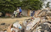 Đường vào dự án bệnh viện một quận ở Thủ đô tràn ngập rác thải, bụi bay mù mịt
