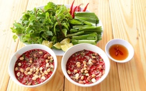 Quanh đĩa tiết canh 