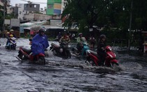 TP.HCM: Người dân vất vả lội nước về nhà giờ tan tầm sau cơn mưa lớn