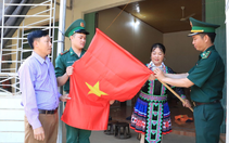 Lai Châu: Tặng cờ Tổ quốc và ảnh Bác Hồ cho người dân biên giới Huổi Luông