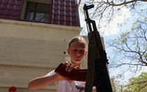 Trẻ em Crimea học cách tháo lắp súng đạn, đeo mặt nạ chống độc
