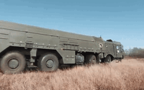Xe mang phóng tên lửa Iskander của Nga đâm sập dải phân cách và sức mạnh của nó