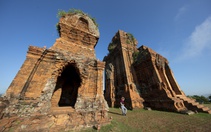 Kiến trúc Champa cổ tại tháp Bánh Ít 
