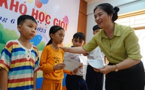 Học sinh nghèo vượt khó tại Bình Định nhận quà từ nhà báo