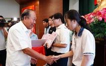 Nguyên Phó Thủ tướng Trương Hòa Bình trao học bổng cho học sinh, sinh viên người Hoa tại TP.HCM