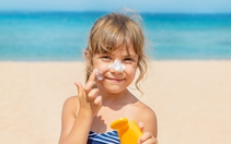 Chọn kem chống nắng mùa hè cho trẻ đúng cách: SPF bao nhiêu là đủ?