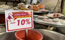 Độc lạ Sài Gòn: Chợ treo bảng giảm giá rau củ, thịt cá y như siêu thị