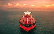 Nhiều tàu chở dầu phương Tây đầy tải đang "trôi dạt" trên đại dương