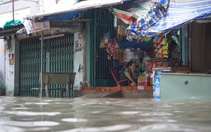 TP.HCM: Nhiều ngày mưa lớn, nước tràn vào nhà khiến việc kinh doanh của người dân bị đình trệ 