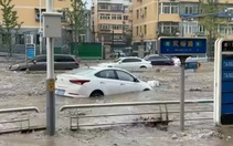 Nhiều con đường ở Bắc Kinh biến thành "sông" do mưa lớn sau bão Doksuri