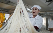Bà chủ thương hiệu bún tươi Nguyễn Bính nức tiếng đất Sài Gòn: Giá gạo tăng, bún bẩn càng có… “đất diễn”
