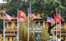 Quốc kỳ Việt Nam - Mỹ tung bay, rợp trời Thủ đô Hà Nội