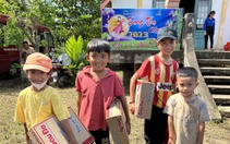 Mang Trung thu yêu thương cho trẻ em nghèo ở Dang Kang