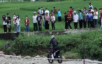 Lai Châu: Hàng nghìn người xem đua xe mô tô địa hình dưới lòng suối