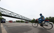 Ảnh ấn tượng tuần: Cầu vượt ở Hà Nội cả ngày có vài người qua lại và đại lộ Đông - Tây nghìn tỷ đồng