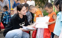 Hoa hậu Mai Phương đến thăm và tặng quà cho học sinh nghèo Bắc Kạn nhân dịp khai giảng
