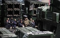 Hình ảnh ông Kim Jong Un, quan chức quân đội thị sát các nhà máy sản xuất vũ khí cực lớn của Triều Tiên