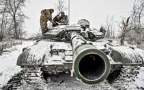 Quân đội Ukraine dựng rào chắn "răng rồng", đào hào và chuyển sang phòng thủ giữa tuyết trắng xóa