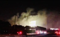 Kho xưởng ở TP.HCM bốc cháy trong đêm, nhiều tài sản bị thiêu rụi