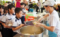 Trường học ở TP.HCM tăng cường giám sát bữa ăn bán trú, học sinh chấm điểm chất lượng