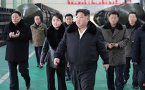 Cận cảnh ông Kim Jong un và con gái thị sát nhà máy sản xuất bệ phóng ICBM