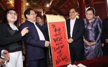 Hình ảnh báo chí 24h: Thủ tướng Phạm Minh Chính tặng chữ thư pháp cho Thủ tướng Lào