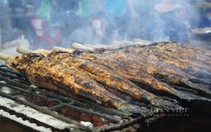 Sáng đêm nướng cá lóc bán ngày vía Thần Tài ở TP.HCM, có tiệm huy động 40 người nướng hàng tấn cá