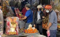 Người Sài Gòn chen chân mua đồ cúng đưa ông Táo về trời, chợ búa ùn tắc vì đông nghịt