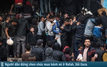 Hình ảnh báo chí 24h: Người dân ở Dải Gaza chen chúc, đứng lên nhau để mua bánh mì