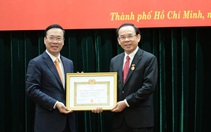 Bí thư TP.HCM Nguyễn Văn Nên nhận Huy hiệu 45 năm tuổi Đảng
