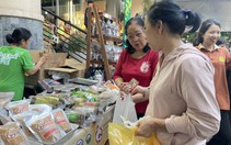 Người Sài Gòn xuống phố mua đặc sản quê ăn Tết