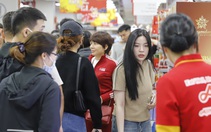 Chen nhau mua sắm Tết tại trung tâm thương mại, siêu thị ở Hà Nội