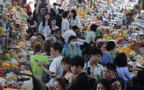 Du khách mua sắm chật kín chợ du lịch lớn nhất Đà Nẵng ngày cuối năm