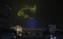"Biển người" xem màn trình diễn ánh sáng của 2.024 drone đêm Giao thừa chào năm mới Giáp Thìn