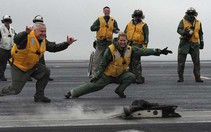"Phóng ủng ra biển", nghi thức đặc biệt trên tàu sân bay hải quân Mỹ