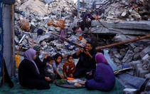 Xót xa cảnh người Palestine ăn uống bên cạnh đống đổ nát, nơi vốn là ngôi nhà của mình trong tháng Ramadan