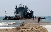 Cận cảnh tàu hỗ trợ hậu cần của lục quân Mỹ dựng bến nổi ở Gaza để đưa hàng viện trợ