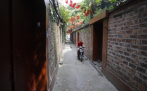 Độc lạ 20 căn nhà trong một con ngách ở Hà Nội xây cổng giống nhau
