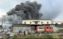 Cháy lớn tại xưởng sản xuất nệm ở TP.HCM, cảnh sát đang căng mình dập lửa
