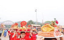 Lễ hội có xôi gấc đỏ thắm, gà luộc cánh tiên thu hút hàng nghìn du khách tới dâng hương ở Lào Cai
