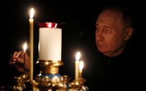 Ảnh thế giới 7 ngày qua: Tổng thống Putin thắp nến tưởng nhớ nạn nhân thiệt mạng sau vụ khủng bố