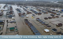 Hình ảnh báo chí 24h: Vỡ đê trên sông, nhiều nơi tại Nga chìm trong nước lũ