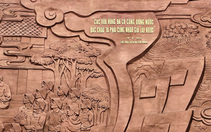 Hình ảnh bức phù điêu bằng hợp kim đồng khắc câu nói bất hủ của Bác Hồ tại đền Hùng Phú Thọ