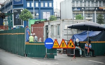 Hàng loạt lô cốt trên đường Vũ Trọng Khánh tái khởi động sau 2 năm "bỏ hoang"