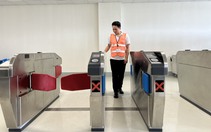 Nhân viên ga metro số 1 TP.HCM thực hành thu phí tự động 
