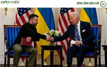 Hình ảnh báo chí 24h: Ông Biden xin lỗi ông Zelensky vì viện trợ chậm, ký luôn 225 triệu USD trong ngày